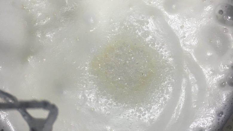 虎皮蛋糕卷,出现浅纹路时,加最后10克糖