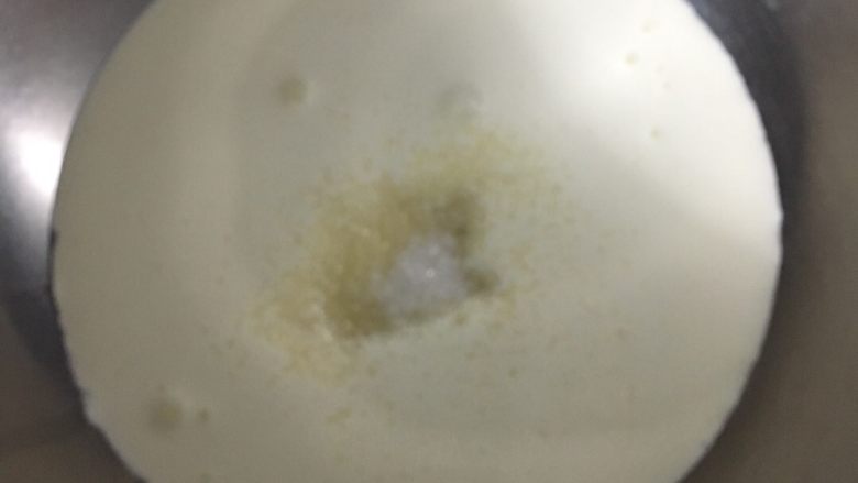 虎皮蛋糕卷,然后做馅,奶油加糖打发