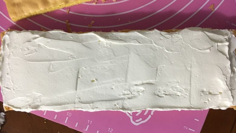 虎皮蛋糕卷,把那切下来的那小半蛋糕体,抹上一层奶油,尽量抹的厚度均匀