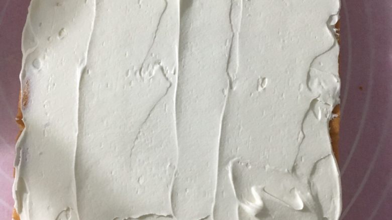 虎皮蛋糕卷,接着再抹奶油,尾部奶油少一些或者不抹,容易卷起奶油不会溢出来
