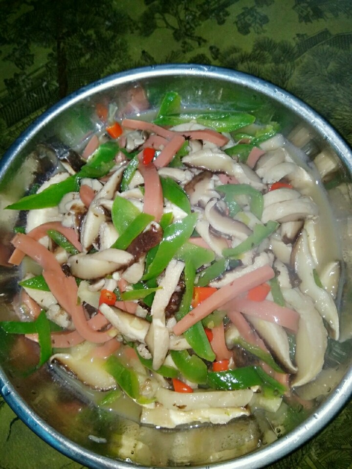 素炒香菇,放盐,出锅,装盘😍