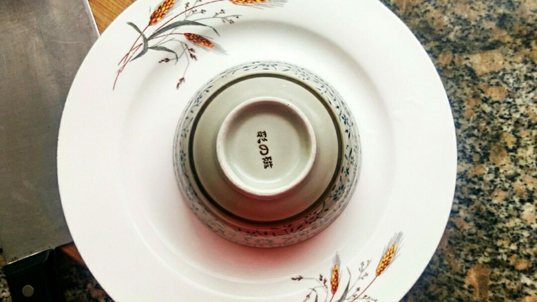 雪顶鸡蛋酱,将盘子倒扣在碗上,然后迅速翻转,让碗倒过来。
