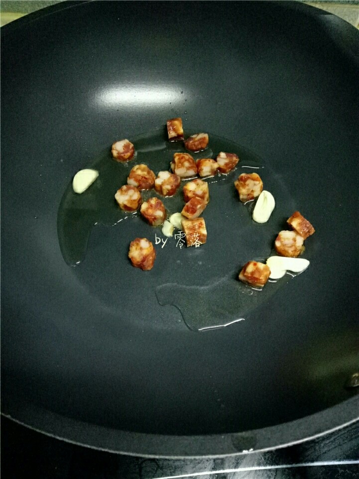 土豆腊肠饭,放入腊肠翻炒;