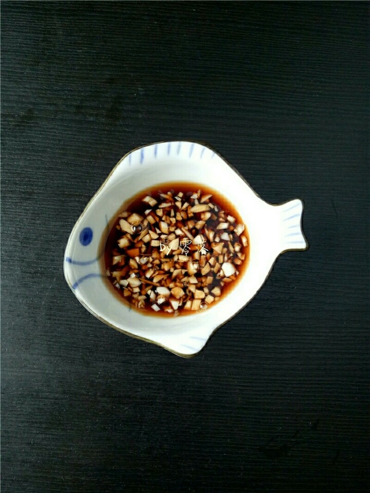 土豆腊肠饭,蒜粒同适量生抽,香醋混合,搅拌均匀;