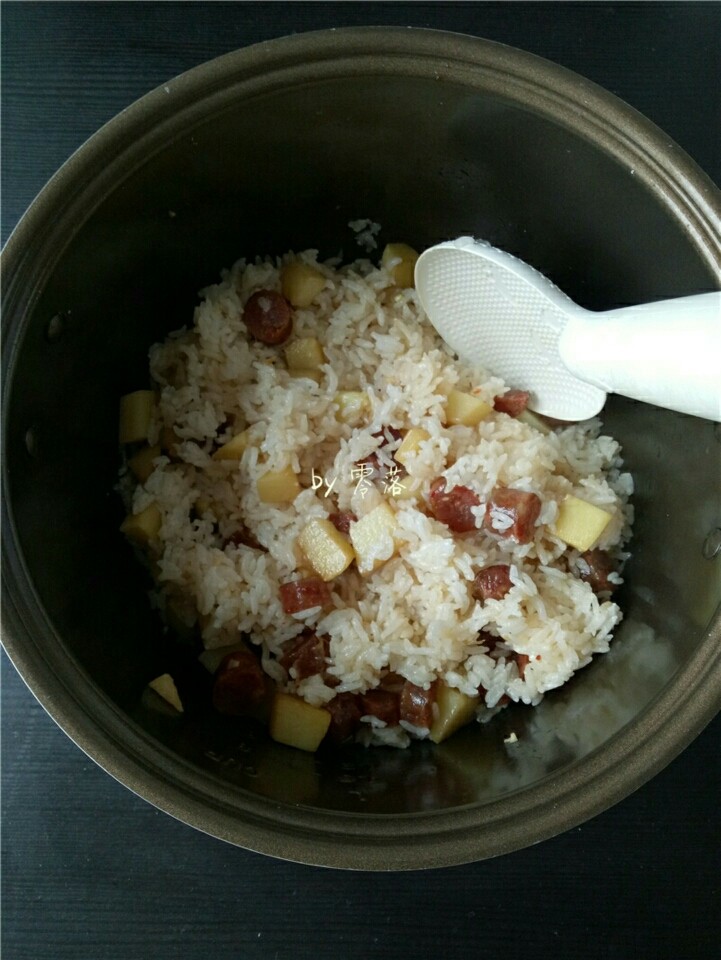 土豆腊肠饭,再迅速拌匀;