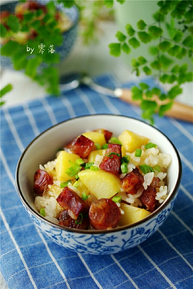 土豆腊肠饭,盛出，点缀葱花；【土豆腊肠饭】做好啦。