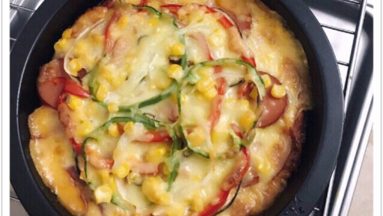 培根火腿披萨🍕🍕,所有主料混合和成面团