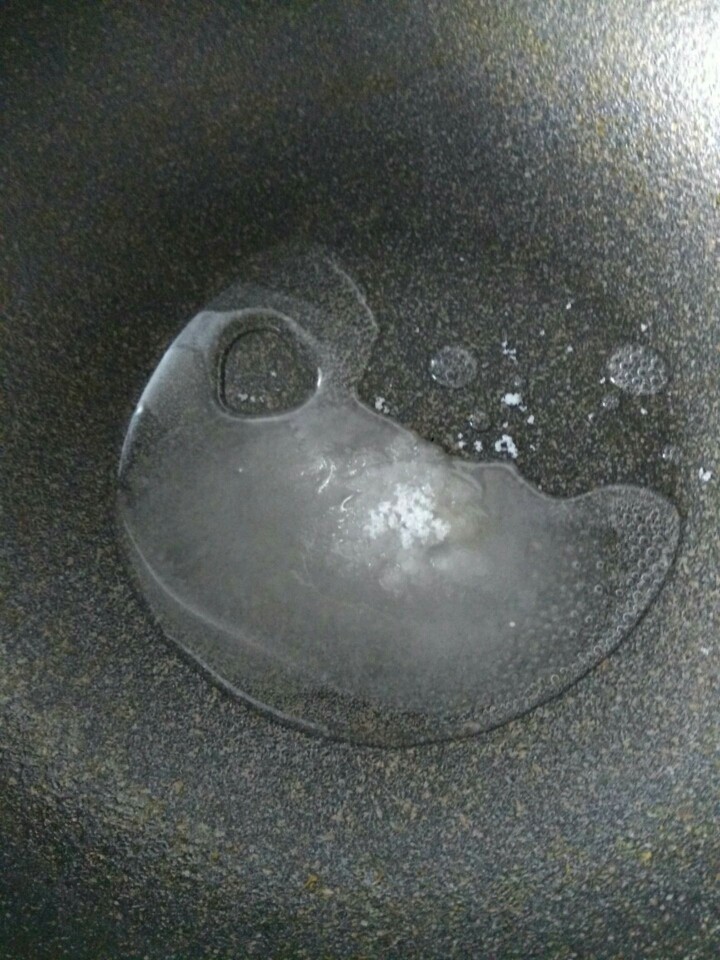简单版--糖霜花生,<a style='color:red;display:inline-block;' href='/shicai/ 3729'>白糖</a>2：1<a style='color:red;display:inline-block;' href='/shicai/ 156925'>水</a>，搅拌出大泡