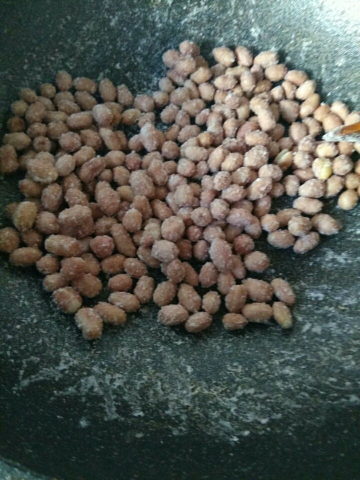 简单版--糖霜花生,翻炒出糖霜，立马关火，在翻炒几下