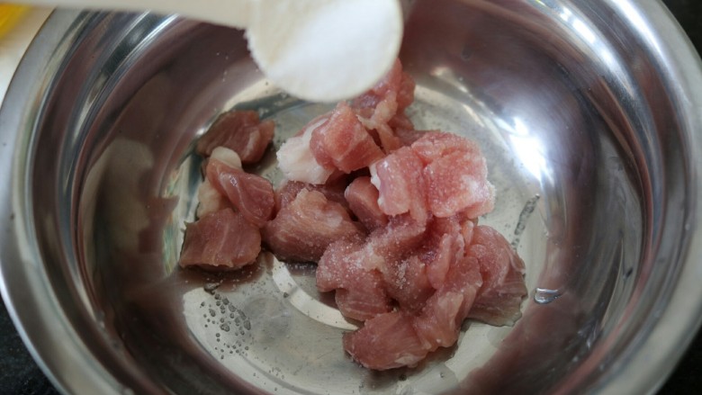 ≈香辣黄骨鱼≈,用盐,料酒,<a style='color:red;display:inline-block;' href='/shicai/ 762'>老抽</a>腌制10分钟