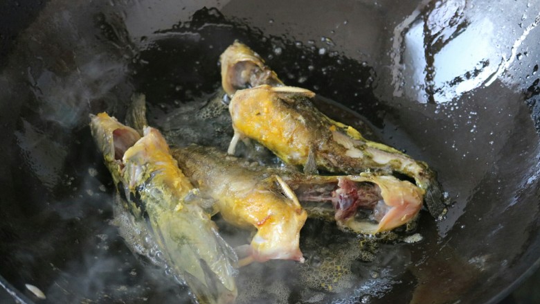 ≈香辣黄骨鱼≈,锅内倒入适量油,油烧热后放入黄骨鱼两面煎至金黄。