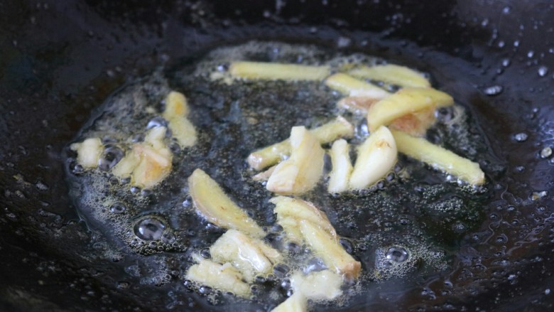 ≈香辣黄骨鱼≈,把煎好的黄骨鱼盛出待用,用剩下的油炒香,大蒜和生姜。