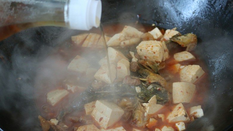 ≈香辣黄骨鱼≈,接着放入盐,糖,料酒调味。大火煮开后转小火,盖盖儿焖煮10分钟左右(这里放盐的时候可以先尝一尝,因为五花肉和鱼都是之前腌制过的,豆瓣酱也是有咸味的,所以尝一下,如果觉得可以了,就不用放盐了)