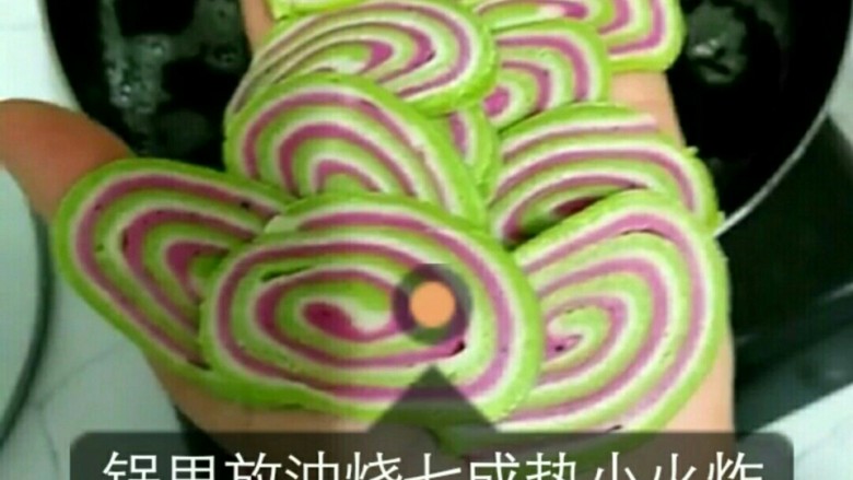 彩色猫耳朵,锅里放油,七成热 放入切好的猫耳朵,颜色变深即可捞出 控油