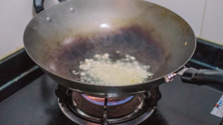 青椒肉丝,热锅放油 七成热 放入姜蒜爆香(记得要小火哦,否则唰的一下,姜蒜就糊了~)