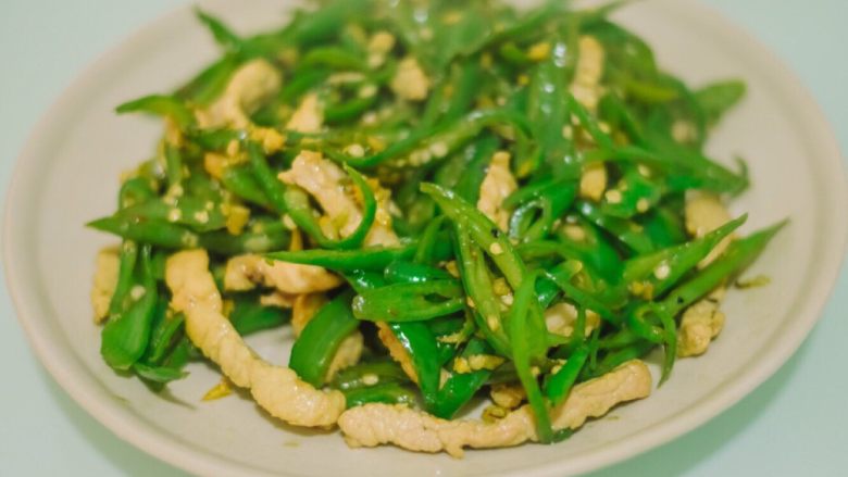 青椒肉丝,二荆条变软一些,辣椒味儿也出来后就放盐起锅啦~(已经养成了不吃味精的习惯了😊)