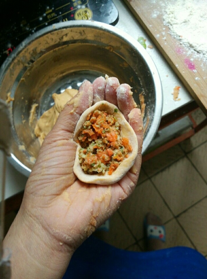 胡萝卜汁皮包子,放酱进去,直接包起来,我没有弄花样,时间不允许,一个也是因为我粗人一个,弄不好花样