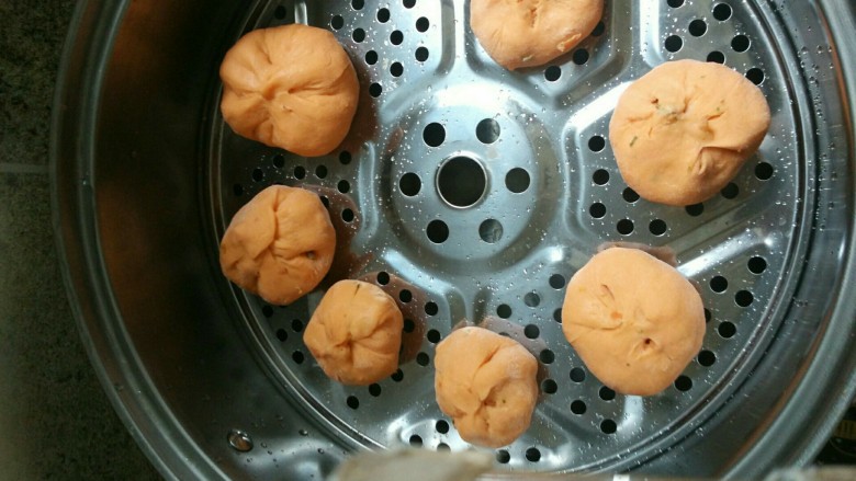 胡萝卜汁皮包子,冷水冷锅蒸,自己吃的可以蒸久一些,我蒸了40分钟