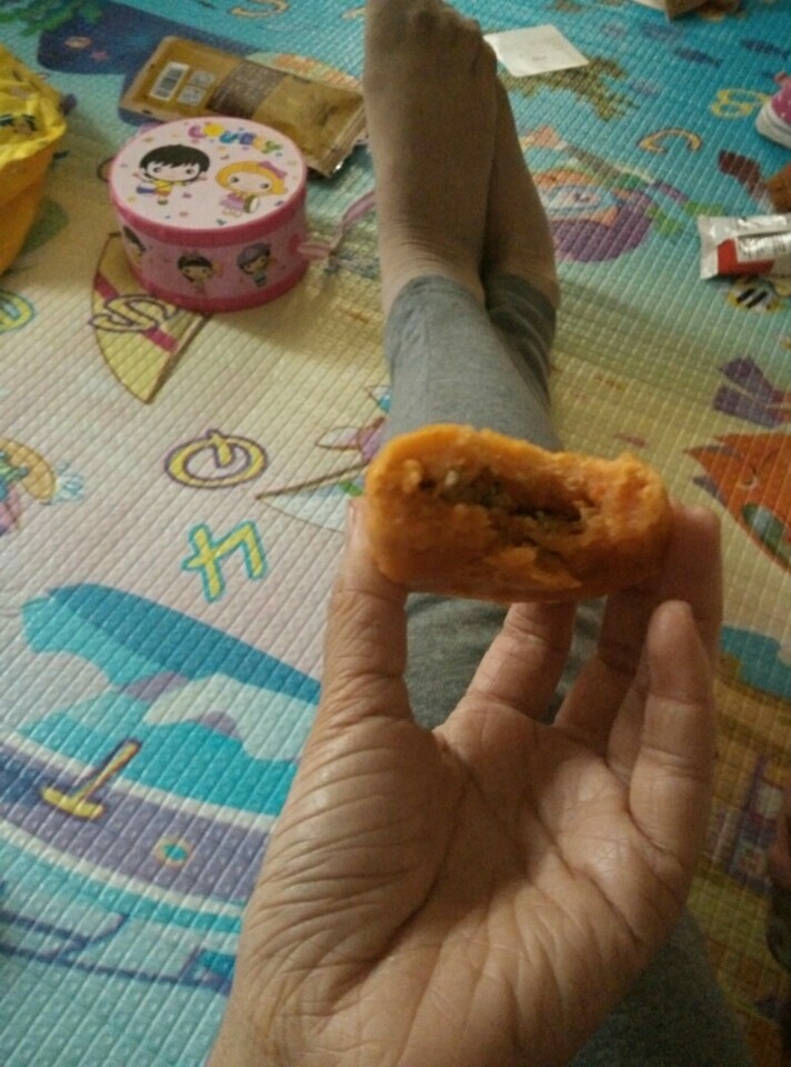 胡萝卜汁皮包子,皮Q酱香,因为胡萝卜本身有甜味,加了一点糖后,口感更加,甘甜!宝宝和我都爱吃,有人肯定会问啥没有发起啊!我也在郁闷,跟外面的包子啥不一样,不过我更喜欢自己做的,皮比较有弹性有感觉,也有可能是因为我皮弄的比较薄吧哈哈😄