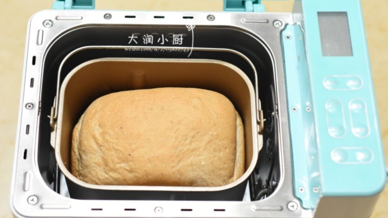 草莓奶油三文治,余下发酵与烘烤时间完全交给面包机一键完成
④直至面包机烘烤完毕,会有提示音响,取出面包放凉架上凉透,切片。
