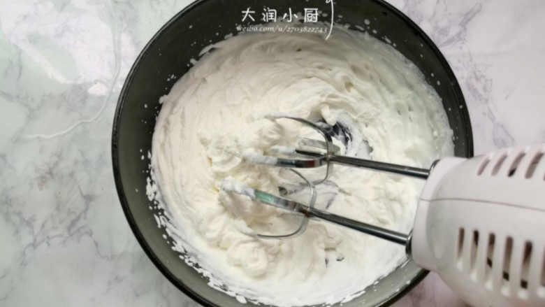 草莓奶油三文治,②奶油打发，打偏硬，