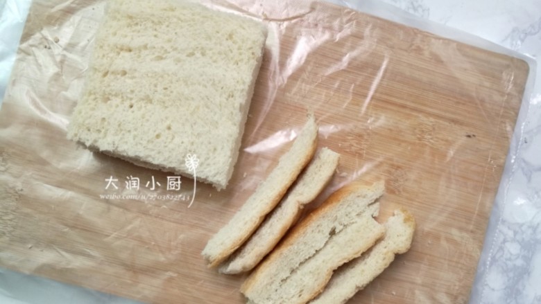 草莓奶油三文治,③面包片切去四边