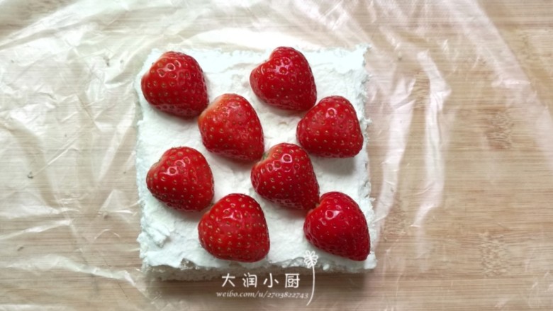 草莓奶油三文治,⑤码上一层草莓,尽量铺满