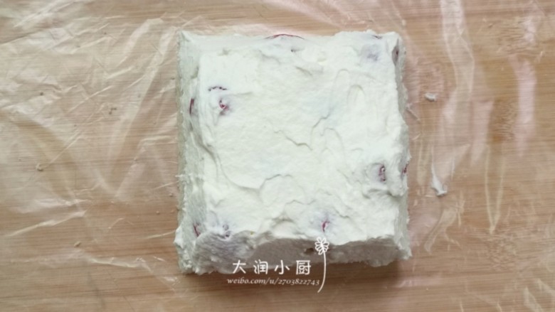 草莓奶油三文治,⑥再抹上一层奶油,尽量填满草莓之间的空隔处