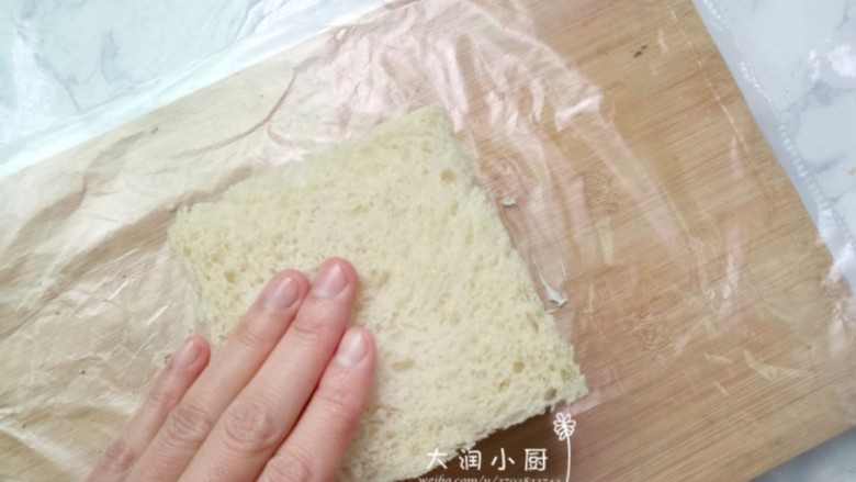 草莓奶油三文治,
⑦最后铺上另一块面包片,稍用力压令面包片紧贴奶油