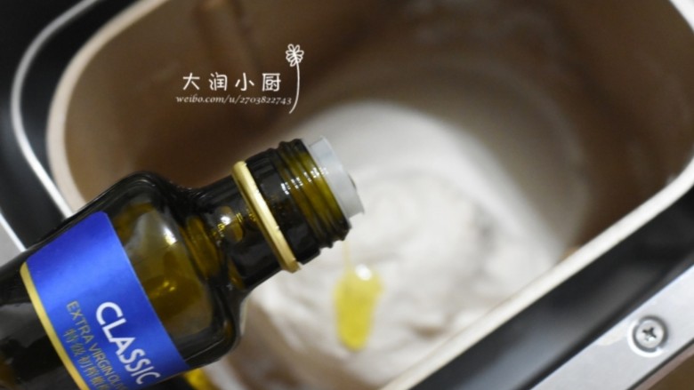 草莓奶油三文治,③加入油,将面团揉成完全扩展阶段。