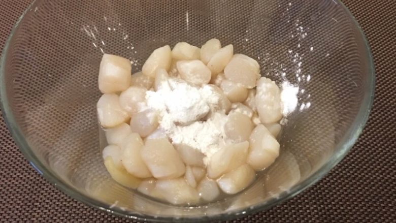 清炒三色扇贝柱,倒入淀粉,然后用筷子搅拌下您的食物(不建议用手抓,一是为了入嘴食物更干净纯粹,二是海鲜腥味不会沾手上)