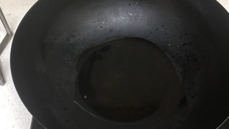 清炒三色扇贝柱,在热锅里放置少许油,能煎个扇贝柱就够,不用太多,开小火等油热,不要开大火,我怕你做新菜手脚搞不赢