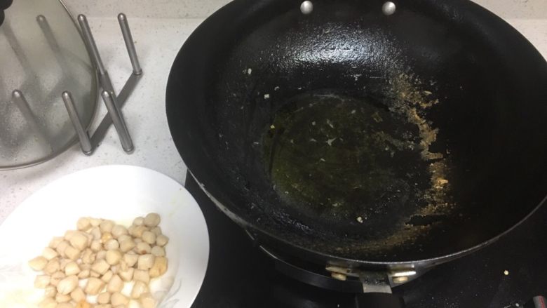 清炒三色扇贝柱,锅里再倒一点油,小火待七层热