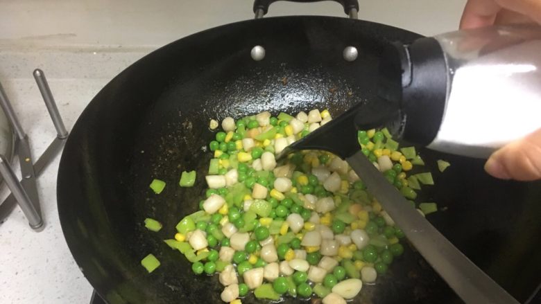 清炒三色扇贝柱,倒入一点点点盐就行,海鲜食物本来含有一点盐分的,但是盐有提味的作用,所以只放一点点点