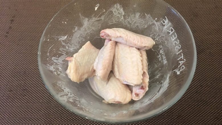 RIo锐澳鸡翅,倒入少许料酒和淀粉，筷子搅拌均匀（不建议用手抓，为了保证食物更卫生纯粹）