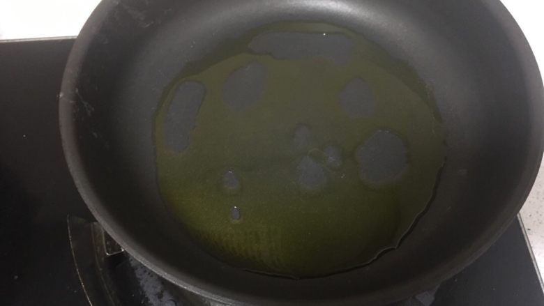 RIo锐澳鸡翅,待鸡翅在料酒和淀粉的发酵十分钟后，可以开始起锅烧热倒油啦