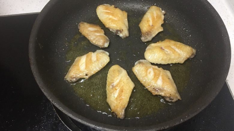 RIo锐澳鸡翅,煎至两面金黄时，起盘备用