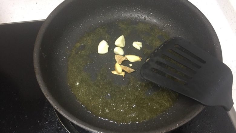 RIo锐澳鸡翅,刚才煎鸡翅的油不用倒出来，刚好可以倒入姜蒜，炒香噢