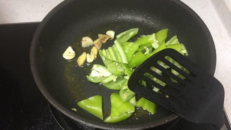RIo锐澳鸡翅,然后倒入青椒，翻炒两下，以至于青椒都沾上油就行