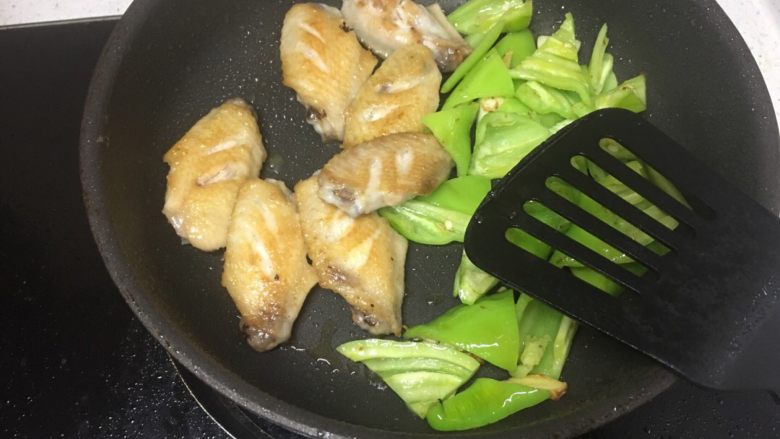 RIo锐澳鸡翅,放入刚刚煎好的鸡翅，混合炒两下，让它们相亲相爱一家人吧