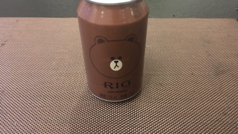 RIo锐澳鸡翅,倒入适量的RIo锐澳