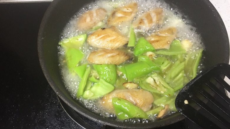 RIo锐澳鸡翅,刚刚淹没锅里平铺的鸡翅即可