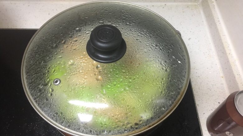 RIo锐澳鸡翅,开中火，盖上锅盖，闷闷至水份干即可