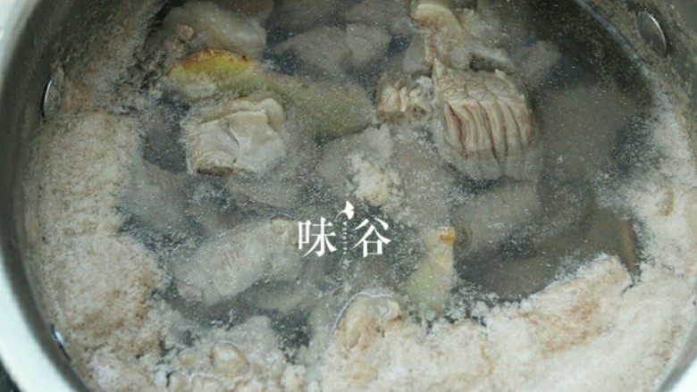 萝卜牛腩煲,牛腩和<a style='color:red;display:inline-block;' href='/shicai/ 37'>姜</a>片放到锅里加水大火煮开1分钟。