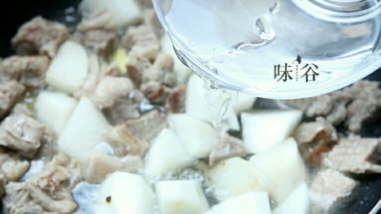 萝卜牛腩煲,倒入适量的水,因为牛腩要慢火焖煮至少一个小时左右,所以水一定要够(起码水要没过牛腩)