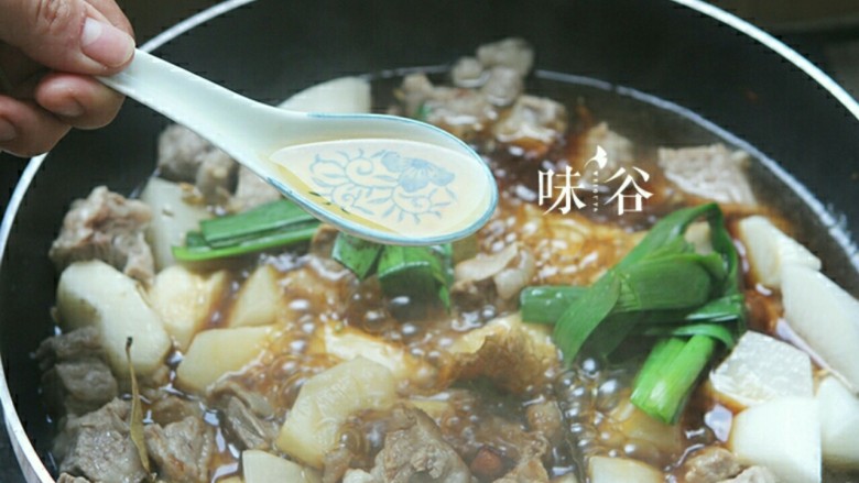 萝卜牛腩煲,再放入1勺<a style='color:red;display:inline-block;' href='/shicai/ 718'>料酒</a>