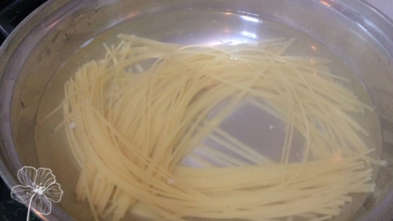 宝宝创意餐--卡通肉酱意面,水烧开放入意面,加入盐和适量橄榄油或者烹饪油防止粘接。煮至松软。