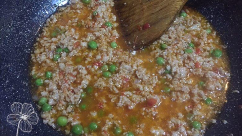 宝宝创意餐--卡通肉酱意面,肉酱快熟时放入熟豌豆,翻炒均匀盛出。