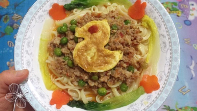 宝宝创意餐--卡通肉酱意面,将<a style='color:red;display:inline-block;' href='/shicai/ 9'>鸡蛋</a>饼摆上,用番茄酱画眼睛,大功告成!