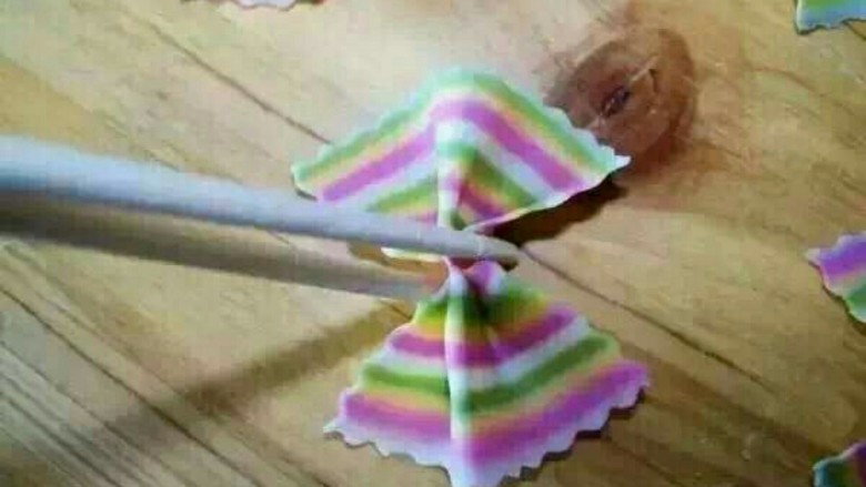 制作多彩蝴蝶面,用筷子一夹,好了